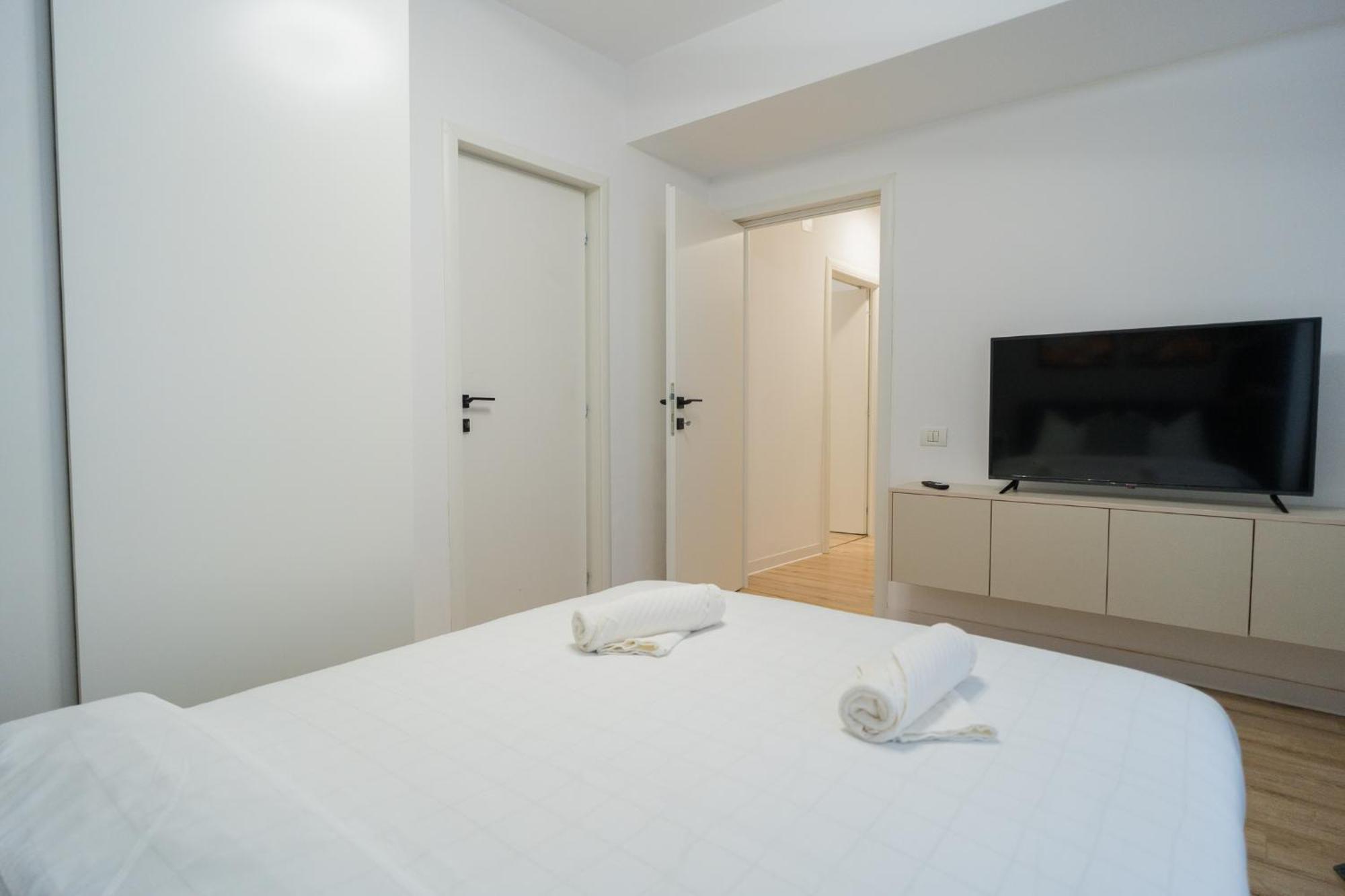 Appartamento Elegant Gem Victoriei Avenue Bucarest Esterno foto